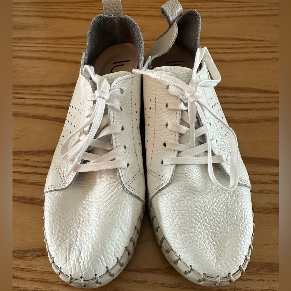 Casual sneakers